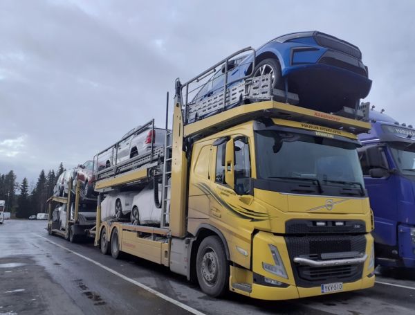 Pohjolan Autokuljetuksen Volvo FM
Pohjolan Autokuljetuksen Volvo FM autojenkuljetusyhdistelmä.
Avainsanat: Pohjolan-Autokuljetus Volvo FM ABC Hirvaskangas