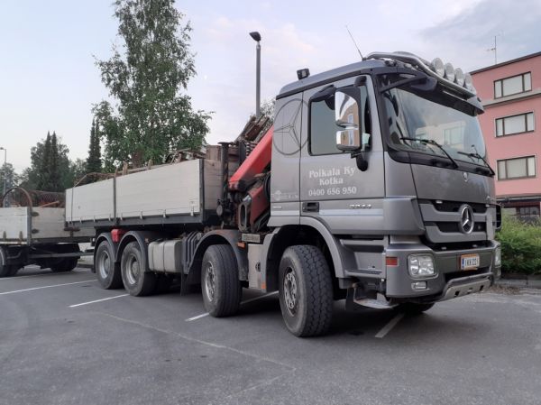 Poikalan MB 3244 Actros
Poikala Ky:n nosturilla varustettu MB 3244 Actros täysperävaunuyhdistelmä.
Avainsanat: Poikala MB 3244 Actros