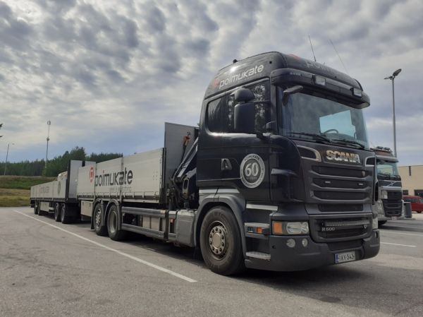 Poimukatteen Scania R500
Poimukatteen nosturilla varustettu Scania R500 täysperävaunuyhdistelmä.
Avainsanat: Poimukate Scania R500 Shell Hirvaskangas Teemu