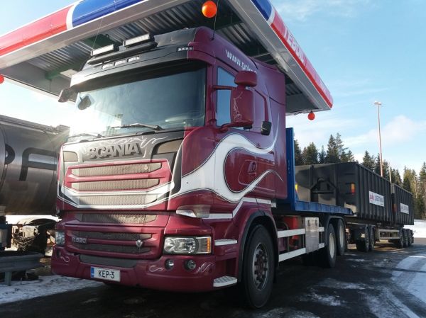 Poken Scania R520
Pohjoisen Keski-Suomen ammattiopiston Scania R520 täysperävaunuyhdistelmä.
Avainsanat: Poke Scania R520 ABC Hirvaskangas
