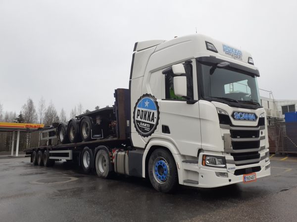 Pokkarahdin Scania R500
Pokkarahti Oy:n Scania R500 puoliperävaunuyhdistelmä.
Avainsanat: Pokkarahti Scania R500 Shell Hirvaskangas