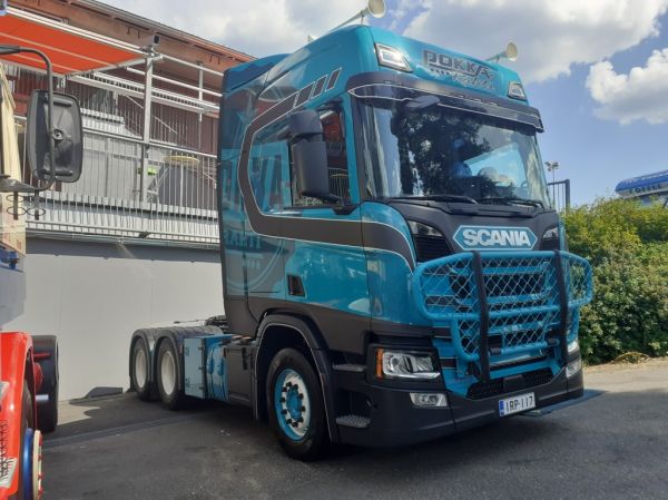 Pokkarahdin Scania 500R
Pokkarahti Oy:n Scania 500R rekkaveturi.
Avainsanat: Pokkarahti Scania 500R Himos25