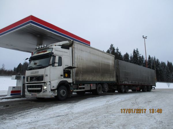 Kuljetusliike Pölläsen Volvo FH 
Kuljetusliike Pöllänen Ky:n Volvo FH täysperävaunuyhdistelmä. 
Avainsanat: Pöllänen Meri-Karjalankuljetus Volvo FH ABC Hirvaskangas 26