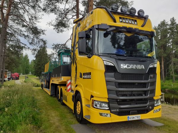 Klikkaa kuvaa nähdäksesi se täysikokoisena
==============
Ponssen Scania 660S
Ponsse Oyj:n Scania 660S "Scorpion Giant" lavettiyhdistelmä.
Avainsanat: Ponsse Scania 660S Scorpion Giant Runni26 Roope Ponssen Scania 660S
Ponsse Oyj:n Scania 660S "Scorpion Giant" lavettiyhdistelmä.
Avainsanat: Ponsse Scania 660S Scorpion Giant Runni26 Roope