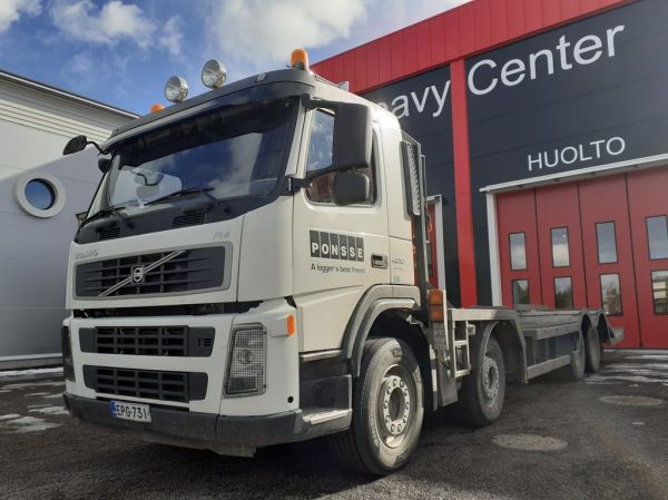 Ponssen Volvo FM400
Ponssen Volvo FM400 koneenkuljetusauto.
Avainsanat: Ponsse Volvo FM400 Hirvaskangas