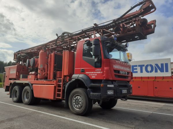 Porakaivoliike Kallioniemen Iveco Trakker 450
Porakaivoliike Kallioniemen Iveco Trakker 450 porausauto.
Avainsanat: Kallioniemi Ivco Trakker 450 Shell Hirvaskangas