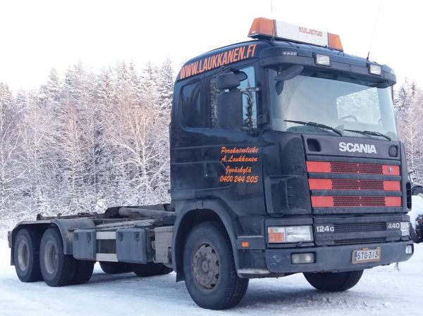 Porakaivoliike Laukkasen Scania 124
Porakaivoliike A Laukkasen Scania 124 koukkulava-auto.
Avainsanat: Laukkanen Scania 124