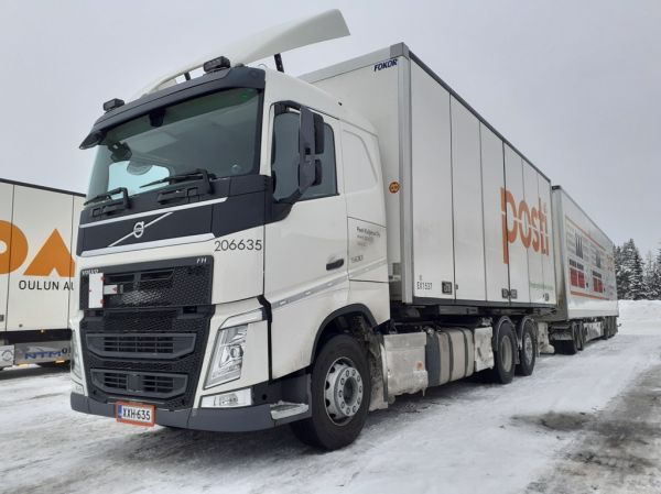 Posti Kuljetuksen Volvo FH500
Posti Kuljetus Oy:n ajossa oleva Volvo FH500 täysperävaunuyhdistelmä.
Avainsanat: Posti Volvo FH500 206635 ABC Hirvaskangas