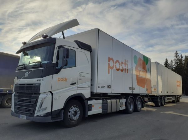 Posti Kuljetuksen Volvo FH460
Posti Kuljetus Oy:n Volvo FH460 täysperävaunuyhdistelmä.
Avainsanat: Posti Volvo FH500 ABC Hirvaskangas 246616