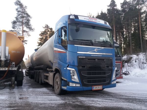 Powder-Transin Volvo FH540
Powder-Transin Volvo FH540 säiliöyhdistelmä.
Avainsanat: Powder-Trans Volvo FH540 40012