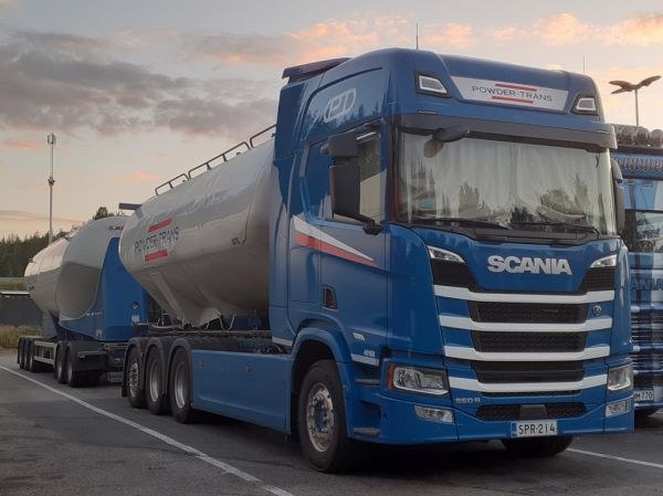 Powder-Transin Scania 560R
Powder-Transin Scania 560R säiliöyhdistelmä.
Avainsanat: Powder-Trans Scania 560R 40168 Shell Hirvaskangas