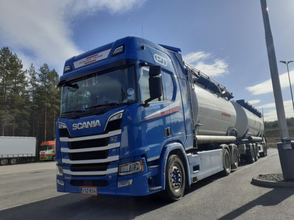 Powder-Transin Scania R520
Powder-Transin Scania R520 säiliöyhdistelmä.
Avainsanat: Powder-Trans Scania R520 40176 Shell Hirvaskangas