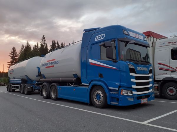 Powder-Transin Scania R520
Powder-Transin Scania R520 säiliöyhdistelmä.
Avainsanat: Powder-Trans Scania R520 40209 ABC Hirvaskangas