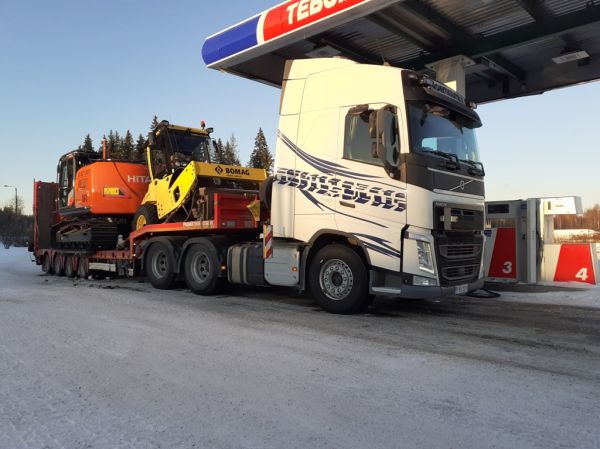 Suomen Projektikuljetuksen Volvo FH540
Suomen Projektikuljetus Oy:n Volvo FH540 lavettiyhdistelmä.
Avainsanat: Projektikuljetus Volvo FH540 ABC Hirvaskangas