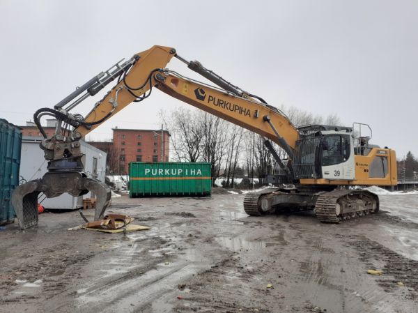 Purkupihan Liebherr 938
Purkupiha Oy:n Liebherr 938 kaivinkone entisen Hiskinmäen koulun purkutyömaalla Äänekoskella. 
Avainsanat: Purkupiha Liebherr 938 39