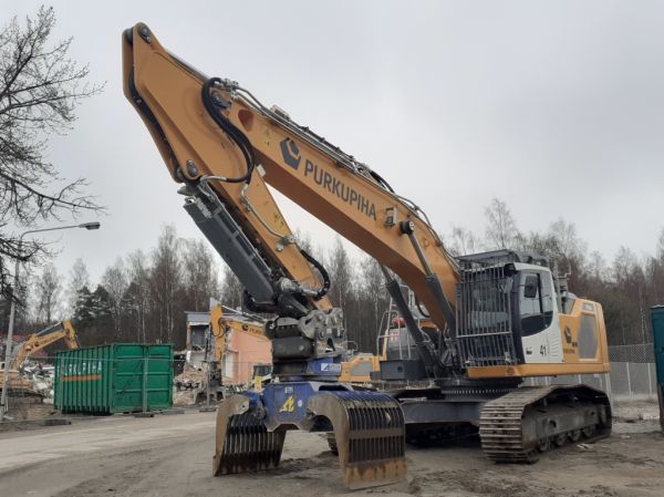 Purkupihan Liebherr 938 
Purkupiha Oy:n Liebherr 938 kaivinkone entisen Hiskinmäen koulun purkutyömaalla Äänekoskella. 
Avainsanat: Purkupiha Liebherr 938 41