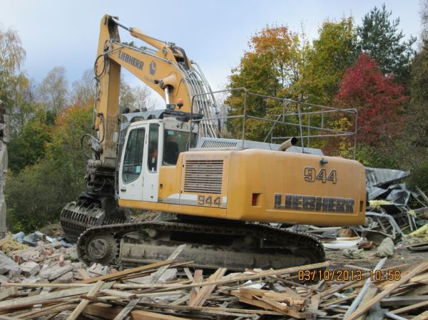 Purkupihan Liebherr 944
Purkupiha Oy:n Liebherr 944 kaivinkone entisen Eko-Centerin kiinteistön purkutyömaalla Äänekoskella.
Avainsanat: Purkupiha Liebherr 944