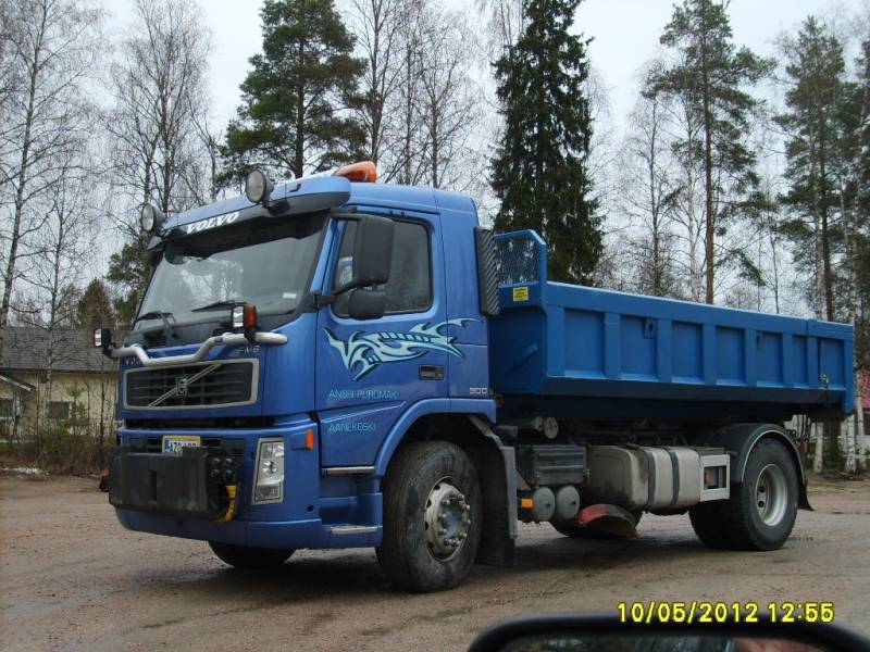 A Puromäen Volvo FM6
A Puromäen Volvo FM6 vaihtolava-auto.
Avainsanat: Puromäki Volvo FM6