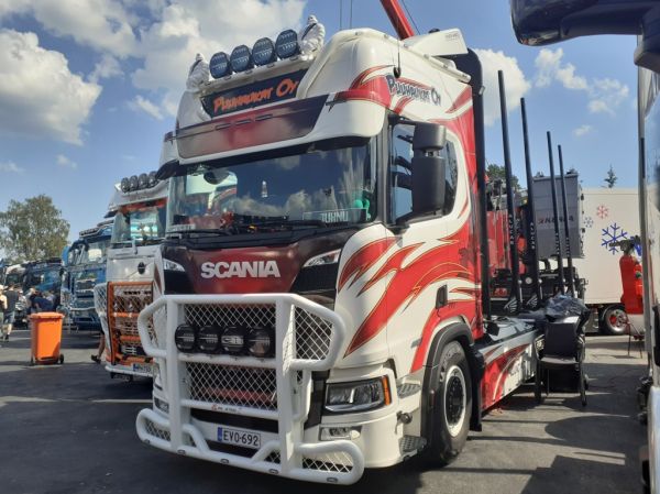 Puuhaukkojen Scania
Puuhaukat Oy:n Scania puutavara-auto.
Avainsanat: Puuhaukat Scania Tahko25
