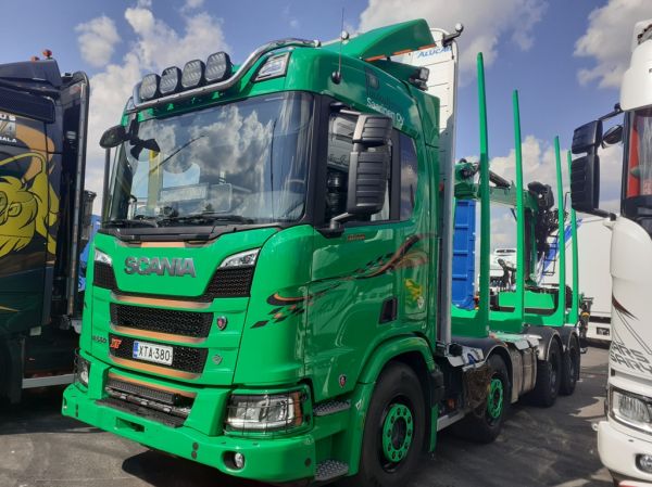 Puukuljetus Saarisen Scania R660 XT
Puukuljetus Saarinen Oy:n Scania R660 XT puutavara-auto
Avainsanat: Saarinen Scania R660XT Himos25
