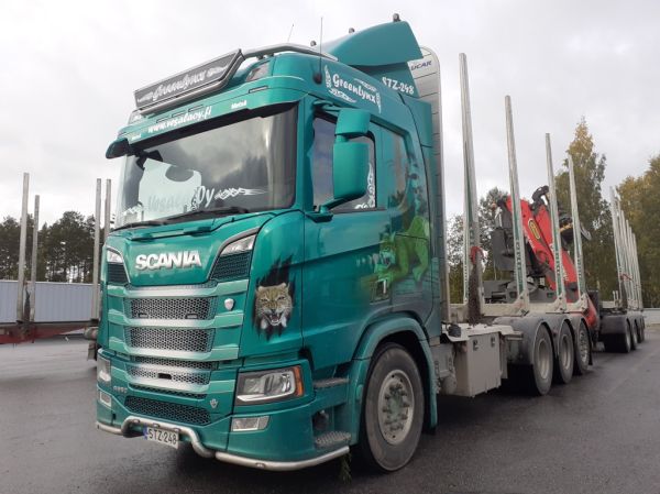 Puukuljetus Vesalan Scania R650
Puukuljetus Vesala Oy:n Scania R650 "Green Lynx" puutavarayhdistelmä.
Avainsanat: Vesala Scania R650 Green Lynx Neste