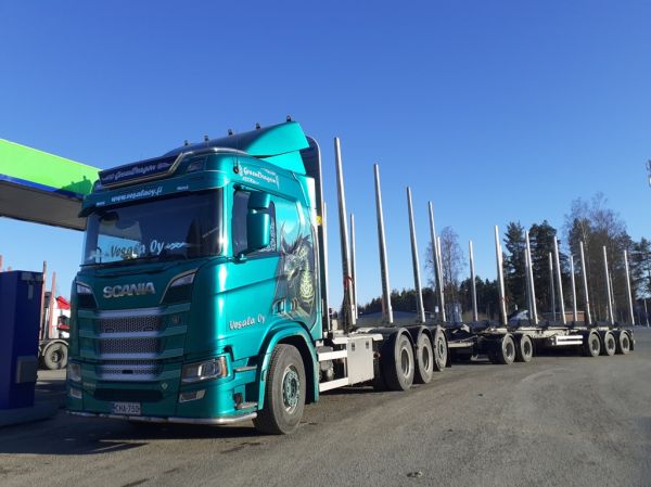 Puukuljetus Vesalan Scania R650
Puukuljetus Vesala Oy:n Scania R650 "Green Dragon" puutavarayhdistelmä.
Avainsanat: Vesala Scania R650 Green Dragon