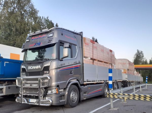 Puunapan Kuljetuksen Scania R770
Puunapan Kuljetus Oy:n nosturilla varustettu Scania R770 täysperävaunuyhdistelmä.
Avainsanat: Puunapa Koivukoski Scania R770 Shell Hirvaskangas