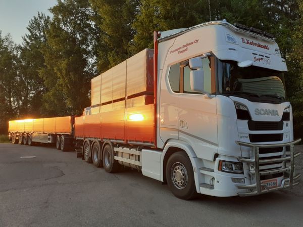 Puunapan Kuljetuksen Scania S770
Puunapan Kuljetus Oy:n nosturilla varustettu Scania S770 täysperävaunuyhdistelmä.
Avainsanat: Puunapa Koivukoski Scania S770 Shell Hirvaskangas