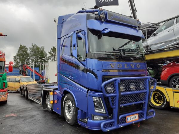 Puunkorjuu J Holmin Volvo FH
Puunkorjuu J Holm Oy:n Volvo FH koneenkuljetusauto.
Avainsanat: Holm Volvo FH Himos22