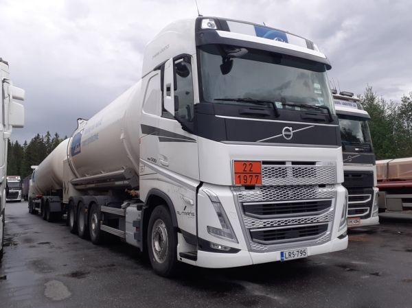 RL-Transin Volvo FH500
Oy RL-Trans Ab:n Volvo FH500 säiliöyhdistelmä.
Avainsanat: RL-Trans Volvo FH500 ABC Hirvaskangas 367
