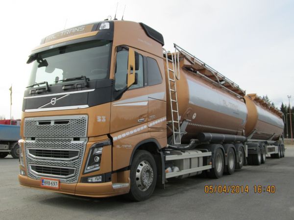 RL-Transin Volvo FH16
Oy RL-Trans Ab:n Volvo FH16 säiliöyhdistelmä.
Avainsanat: RL-Trans Volvo FH16 ABC Hirvaskangas 53