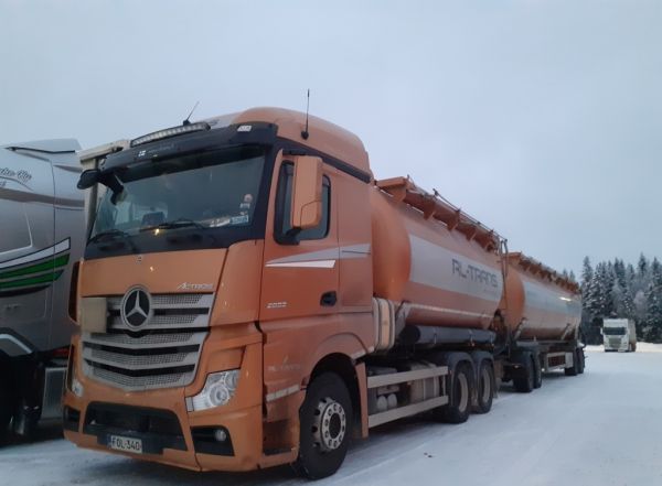 RL-Transin MB 2653 Actros
Oy RL-Trans Ab:n MB 2653 Actros säiliöyhdistelmä.
Avainsanat: RL-Trans MB 2653 Actros ABC Hirvaskangas 55014 Magnus