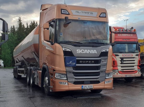 Klikkaa kuvaa nähdäksesi se täysikokoisena
==============
RL-Transin Scania 460R
Oy RL-Trans Ab:n Scania 460R säiliöpuolikas.
Avainsanat: RL-Trans Scania 460R 640R ABC Hirvaskangas 55028 Pekka RL-Transin Scania 460R
Oy RL-Trans Ab:n Scania 460R säiliöpuolikas.
Avainsanat: RL-Trans Scania 460R 640R ABC Hirvaskangas 55028 Pekka