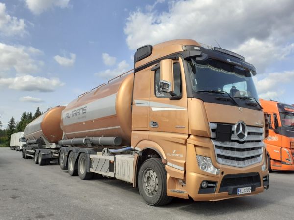 RL-Transin MB 3558 Actros
Oy RL-Trans Ab:n MB 3558 Actros säiliöyhdistelmä.
Avainsanat: RL-Trans MB 3558 Actros ABC Hirvaskangas 55053