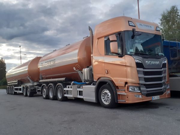 RL-Transin Scania R590
Oy RL-Trans Ab:n Scania R590 säiliöyhdistelmä.
Avainsanat: RL-Trans Scania R590 ABC Hirvaskangas 55066