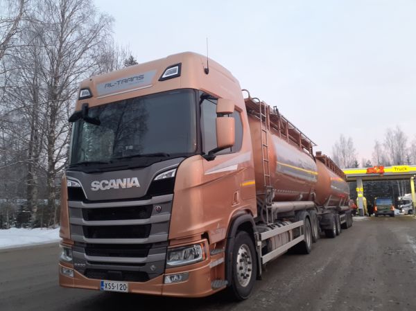 RL-Transin Scania R530
Oy RL-Trans Ab:n Scania R530 säiliöyhdistelmä.
Avainsanat: RL-Trans Scania R530 ST1 Hirvaskangas 55090