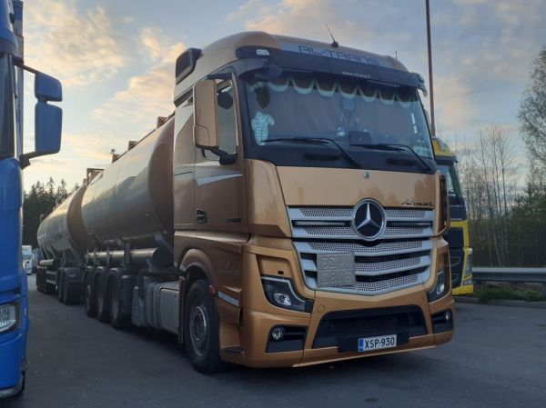 RL-Transin MB 3558 Actros L
Oy RL-Trans Ab:n MB 3558 Actros L säiliöyhdistelmä.
Avainsanat: RL-Trans MB 3558 ActrosL ABC Hirvaskangas 55093