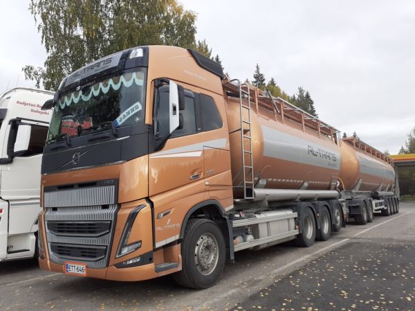 RL-Transin Volvo FH16
Oy RL-Trans Ab:n Volvo FH16 säiliöyhdistelmä.
Avainsanat: RL-Trans Volvo FH16 Shell Hirvaskangas 55100 Janne