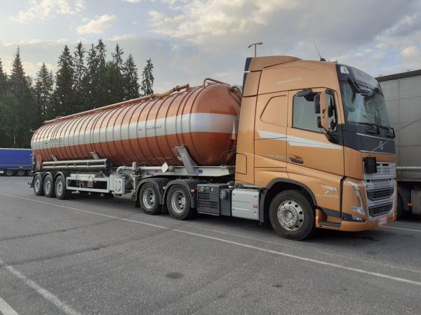 RL-Transin Volvo FH460
Oy RL-Trans Ab:n Volvo FH460 säiliöpuolikas.
Avainsanat: RL-Trans Volvo FH460 ABC Hirvaskangas 55113