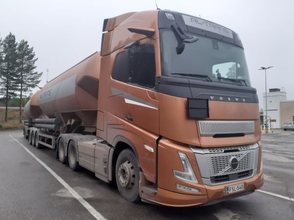 RL-Transin Volvo FH460
Oy RL-Trans Ab:n Volvo FH460 b-juna.
Avainsanat: RL-Trans Volvo FH460 ST1 Hirvaskangas B-juna 55122