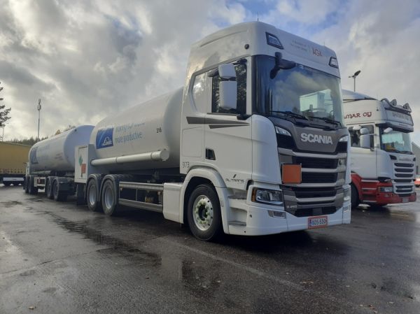 RL-Transin Scania R450
Oy RL-Trans Ab:n Scania R450 säiliöyhdistelmä.
Avainsanat: RL-Trans Scania R450 Shell Hirvaskangas 973 Aga Linde