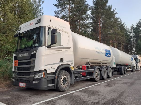 RL-Transin Scania R500
Oy RL-Trans Ab:n Scania R500 säiliöyhdistelmä.

Avainsanat: RL-Trans Scania R500 Shell Hirvaskangas 994 Aga Linde