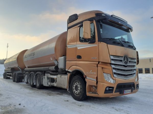 RL Transin MB 3558 Actros
Oy RL-Trans Ab:n MB 3558 Actros säiliöyhdistelmä.
Avainsanat: RL-Trans MB 3558 Actros Shell Hirvaskangas