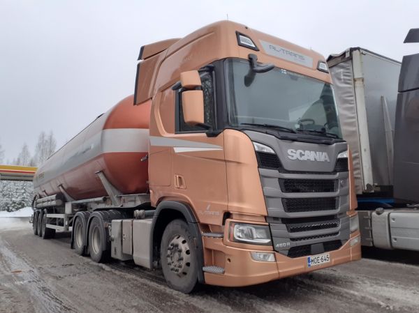 RL-Transin Scania 460R
Oy RL-Trans Ab:n Scania 460R säiliöpuolikas.
Avainsanat: RL-Trans Scania 460R Shell Hirvaskangas