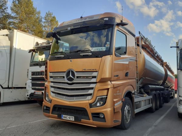 RL-Transin MB 3558 Actros L
Oy RL-Trans Ab:n MB 3558 Actros L säiliöyhdistelmä.
Avainsanat: RL-Trans MB 3558 ActrosL Shell Hirvaskangas Jauho&Pöly