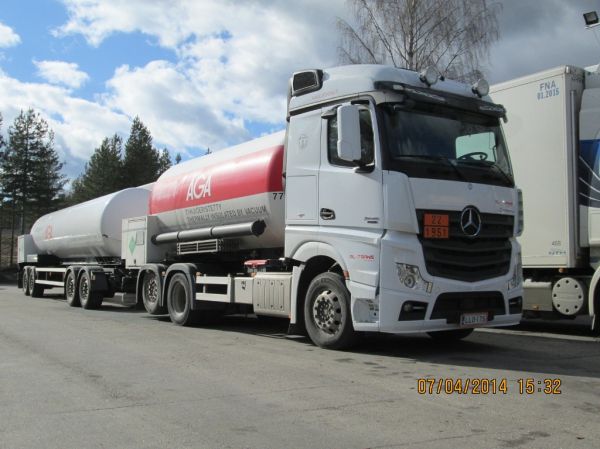 RL-Transin MB 2645 Actros 
Oy RL-Trans Ab:n MB 2645 Actros säiliöyhdistelmä.
Avainsanat: RL-Trans MB 2645 Actros Shell Hirvaskangas Aga