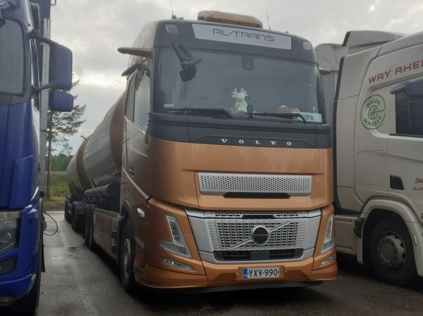 RL-Transin Volvo FH
Oy RL-Trans Ab:n Volvo FH säiliöyhdistelmä.
Avainsanat: RL-Trans Volvo FH ST1 Hirvaskangas 55007 Nipa