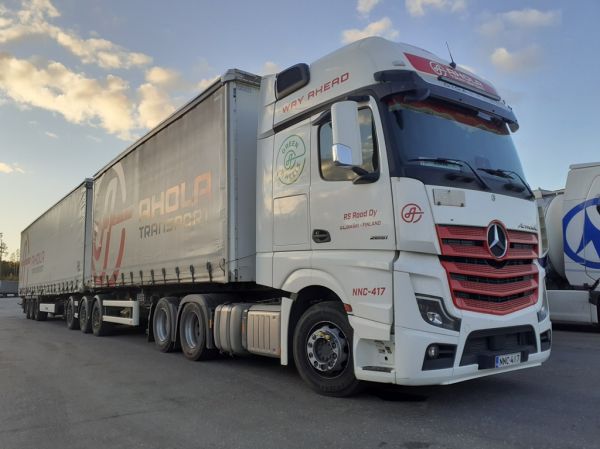 RS Roadin MB 2651 Actros L
Ahola Transportin ajossa oleva RS Road Oy:n MB 2651 Actros L b-juna.
Avainsanat: RSRoad MB 2651 ActrosL ABC Hirvaskangas