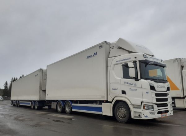 R Mäkelän Scania R500
R Mäkelä Oy:n Scania R500 täysperävaunuyhdistelmä.
Avainsanat: R-Mäkelä Scania R500 ABC Hirvaskangas 10