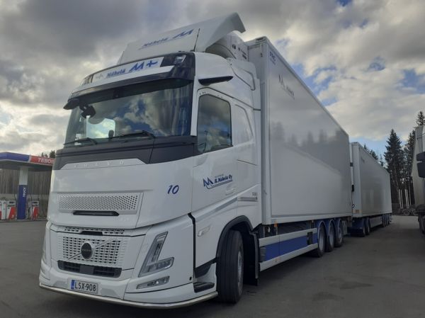 Kuljetusliike R Mäkelän Volvo FH500
Kuljetusliike R Mäkelä Oy:n Volvo FH500 täysperävaunuyhdistelmä.
Avainsanat: R-Mäkelä Volvo FH500 ABC Hirvaskangas 10